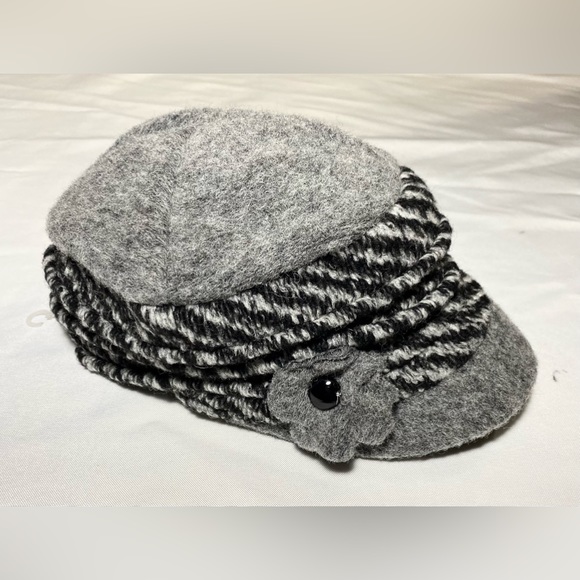 HAT Wool mixed CAPPELLIFICIO GIULIANA
Italy Mixed Media Newsboy Hat With Flower - Picture 8 of 12